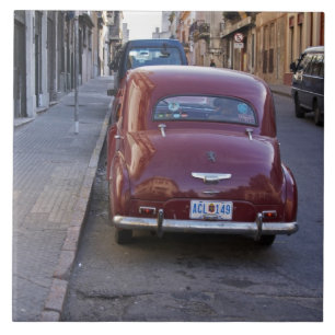 Um carro clássico de Peugeot vermelho estacionado