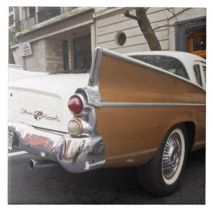 Um carro clássico Studebaker Silver Hawk estaciona