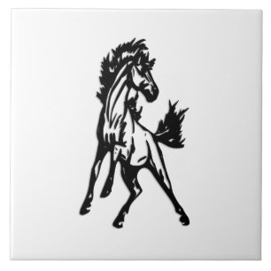 Um cavalo saltitante alegre na natureza