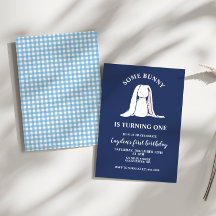 Um coelho é um primeiro convite de aniversário azu