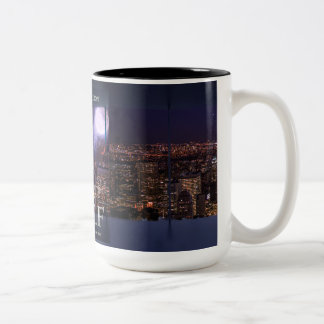 Um com a caneca Wolf NYC