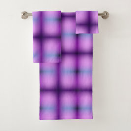 Um conjunto de toalhas xadrez com um roxo vibrante