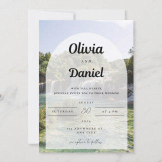 Um convite com fundo de água natural