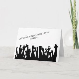 Um convite de festas com uma multidão de aplausos