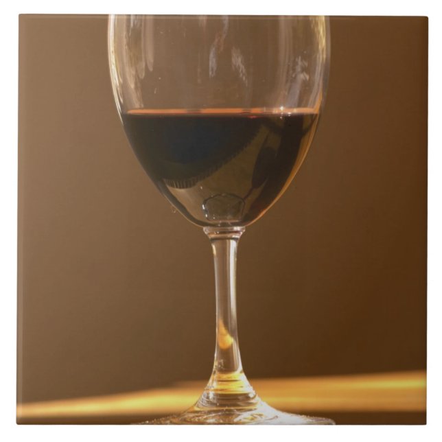 Um copo de Chateau Belgrave tinto à luz do sol - (Frente)