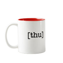 Um copo uma caneca de quinta-feira do dia