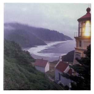 Um dia nebuloso na costa de Oregon no Heceta