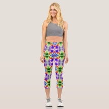 Um elegante boné de padrão de tecido multicolorido