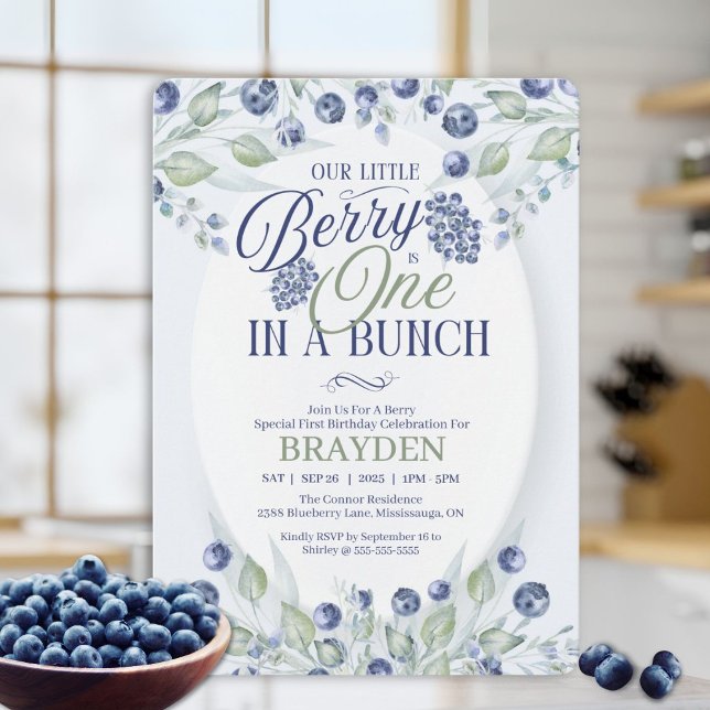 Um Entre Um Monte Convite de Primeiro Aniversário (Celebrate your little one’s first birthday with this elegant blueberry-themed invitation.)