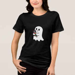 Um fantasma branco bonito segurando um gato cheio