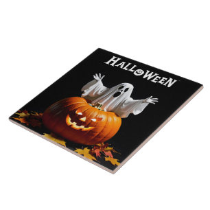 Um fantasma lúdico emerge de uma abóbora esculpida