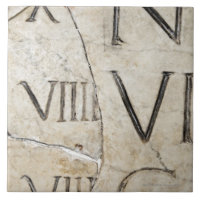 Um fim-acima de letras romanas antigas no mármore