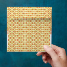um fundo amarelo e branco com um de