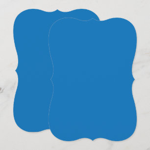 um fundo azul com um relógio preto e branco