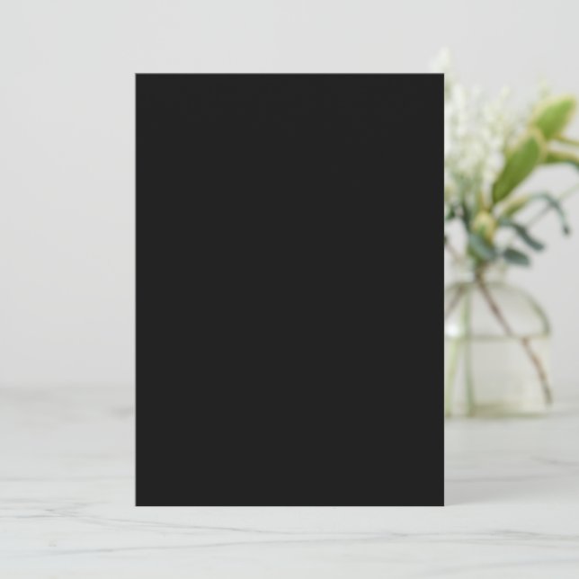 Um fundo preto sólido com uma superfície ligeirame (Em pé/Frente)