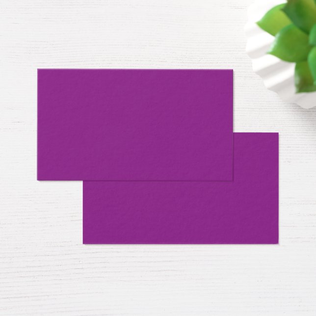 Um fundo roxo profundo acentuado por um branco bri (Mesa)