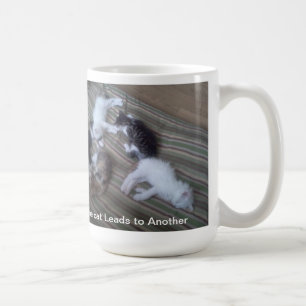 Um gato conduz a uma outra caneca