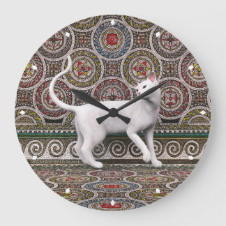 Um gato no relógio grande mosaico