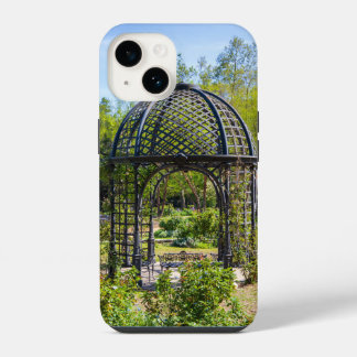 um gazebo em uma paisagem de jardim deslumbrante