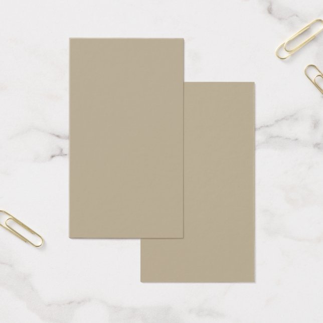 um homem de terno e gravata em frente a um muro (Escritótio)