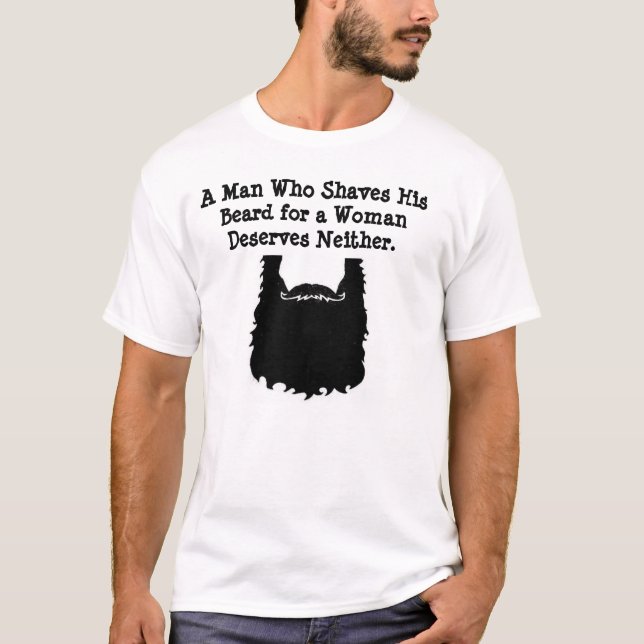 Um homem que barbeie sua camisa da barba (Frente)