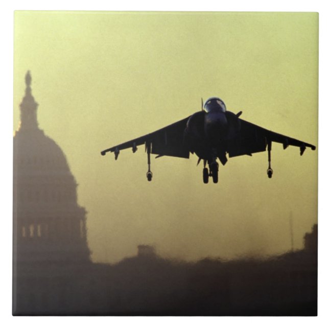 Um jato Harrier pousando no Mall ao amanhecer com (Frente)