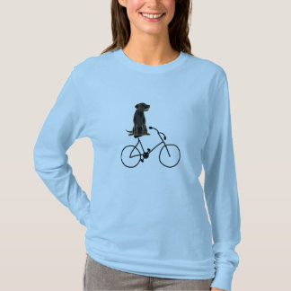 Um Labrador preto que monta uma camisa da