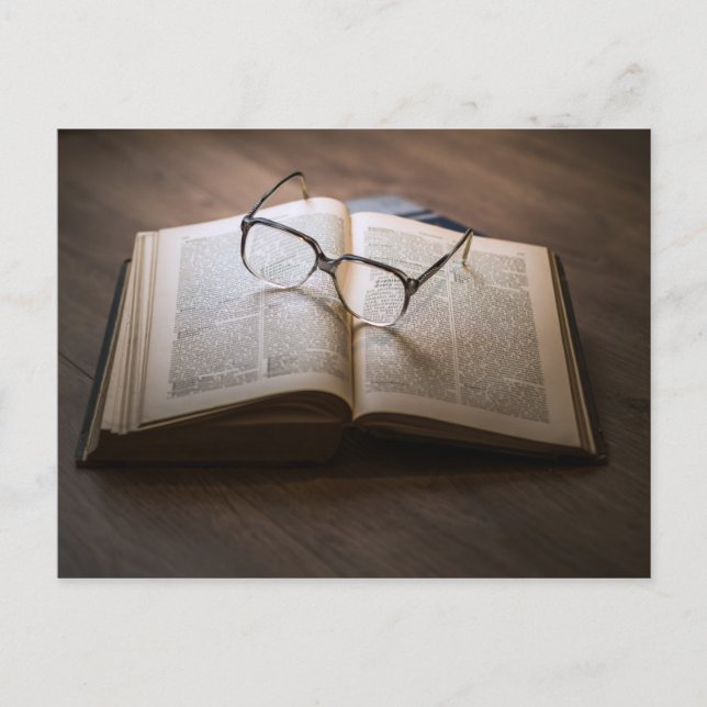 Um livro, um cartão de óculos (Frente)