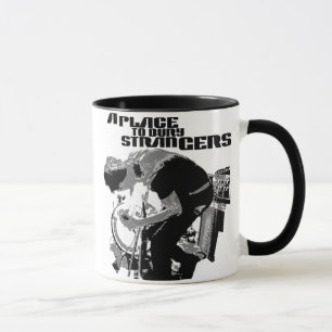 Um lugar para enterrar a caneca do design de
