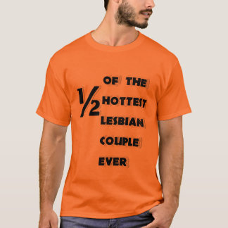 Um meio do casal da camisa lésbica a mais quente
