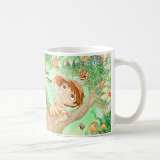 Um menino em uma árvore - caneca do menino da