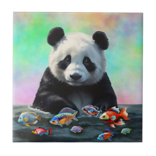 Um panda olha curiosamente para peixes coloridos n