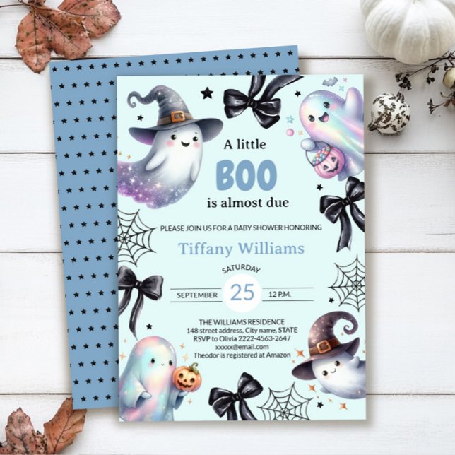 Um Pequeno Convite Para Chás de fraldas Boo | Fant (A little BOO is almost due — ghost baby shower invite in blue color with black bows)