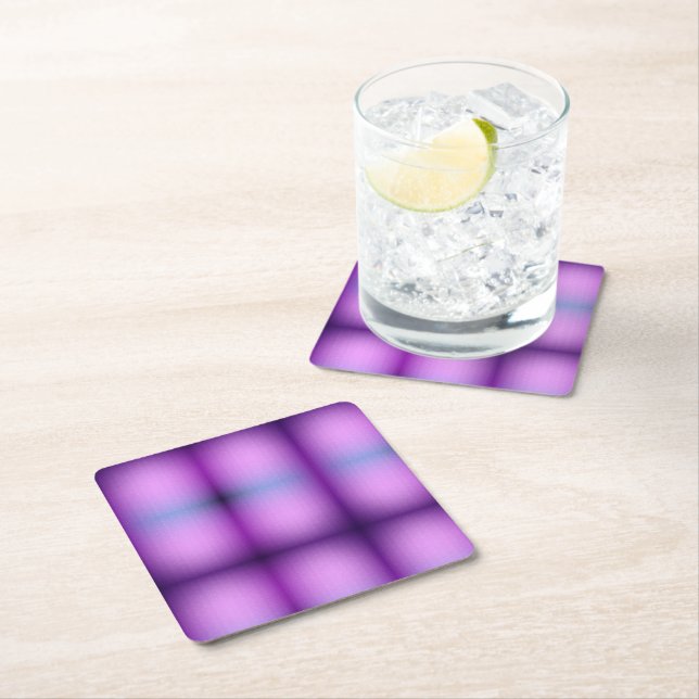 Um porta-copos xadrez roxo em uma mesa de madeira  (Insitu)
