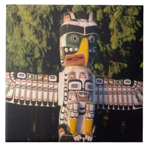 Um poste totêmico em Vancouver, Canadá.