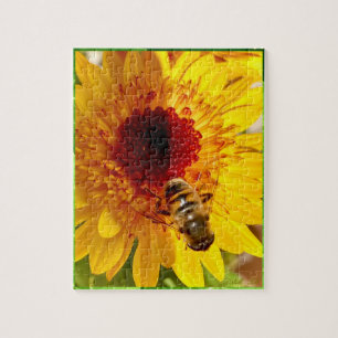 Um quebra-cabeça de uma flor alegre com uma abelha