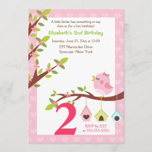 Um rosa pequeno do convite do aniversário do