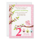 Um rosa pequeno do convite do aniversário do