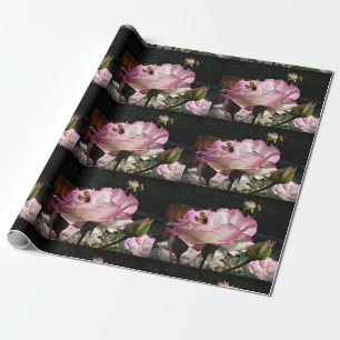 Um rosa, um botão & um papel de papel de embrulho
