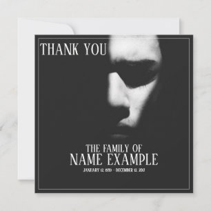 Um rosto dormindo em meia sombra