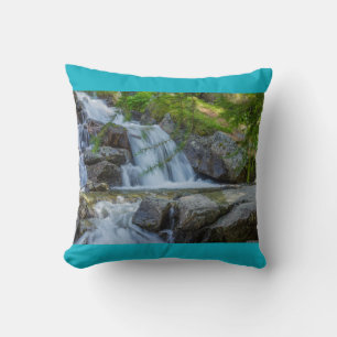 um salto de uma cachoeira em uma almofada de lança