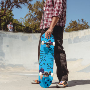 Um skate com um design vibrante nele.