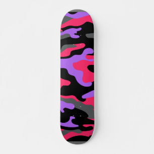 Um skate com um design vibrante nele.