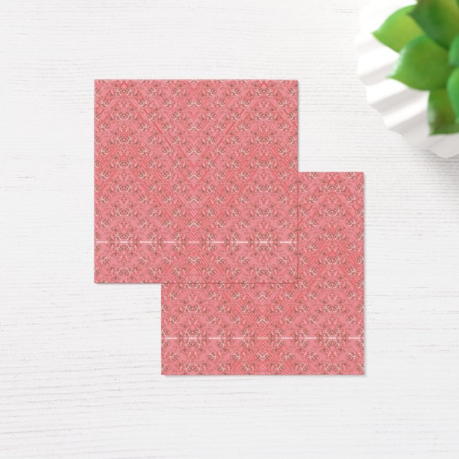 Um tapete com um tom vermelho e rosa apresenta uma (Mesa)