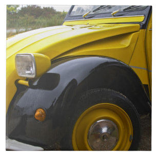 Um velho Citroen 2CV 2 CV preto e amarelo,
