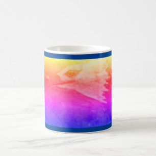 Uma águia rastejante em casa numa caneca de café d