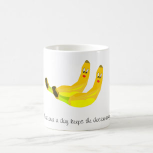 Uma banana uma caneca do dia