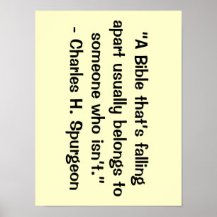 Uma bíblia que esteja caindo distante poster