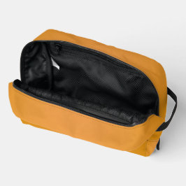 Uma bolsa retangular amarelo mostarda com um preto