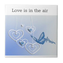 Uma borboleta e corações